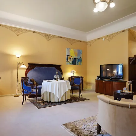 Ammende Restaurant And 5*